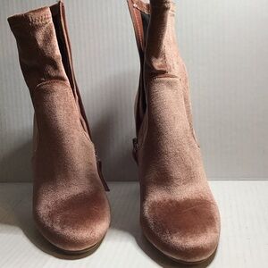 Steve Madden 6M Velvet Ankle Boots in blush mauve or dusty Pink w/ 4’ Block heel